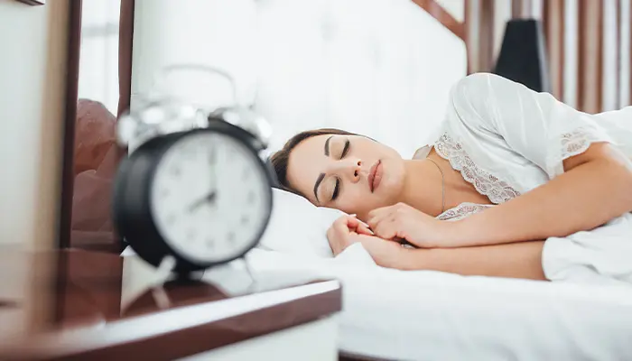 Duy trì lối sống lành mạnh ngủ đúng giờ cũng là cách phòng ngừa tâm thần phân liệt ảo thanh