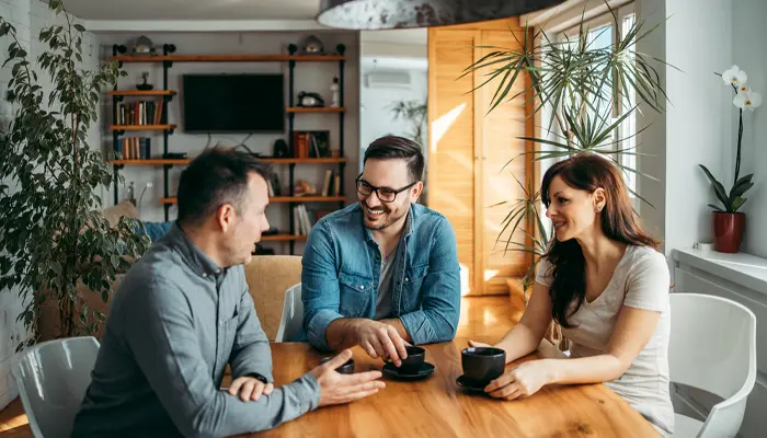 Nên giao tiếp và chia sẻ thường xuyên với người thân để phòng ngừa trầm cảm 