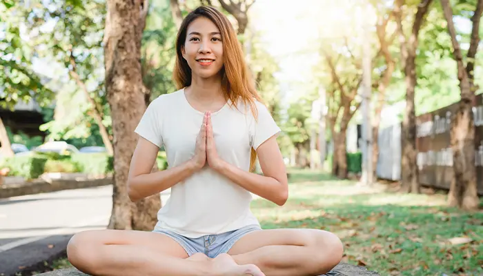 Có thể áp dụng các bài tập thư giãn như thiền, yoga để hỗ trợ cải thiện mất ngủ suy giảm trí nhớ 