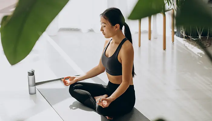 Tập yoga hoặc thiền cũng là phương pháp giúp thư giãn tinh thần tốt cho điều trị trầm cảm 