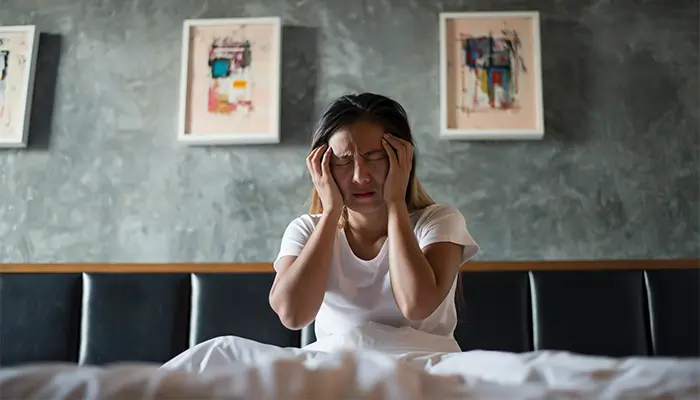 Rối loạn stress sau sang chấn biểu hiện vời việc hồi tưởng, khó ngủ, tránh né