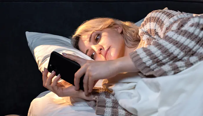 Dùng điện thoại là sai lầm trước khi ngủ khiến bạn khó ngủ 