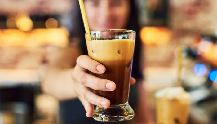 Uống cafe vào buổi chiều tối cũng sẽ khiến khó ngủ 