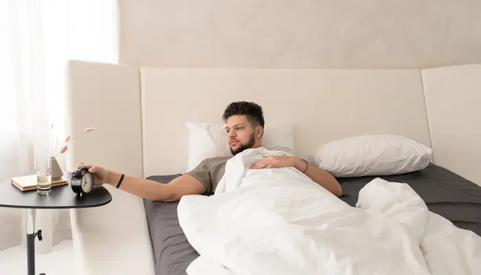 Liên tục kiểm tra đồng hồ dễ gây tỉnh táo và trở nên khó ngủ lại