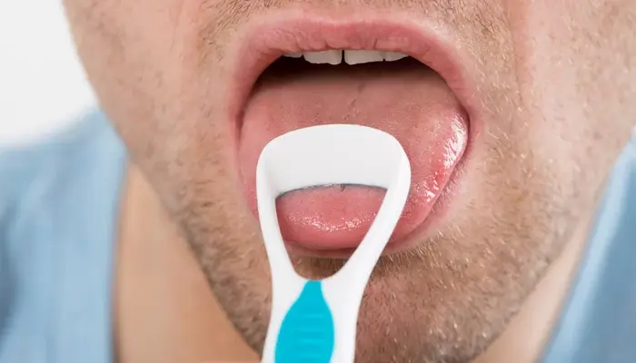 Nhét vật vào miệng để tránh cắn lưỡi cũng là sai lầm phổ biến khi sơ cứu người động kinh