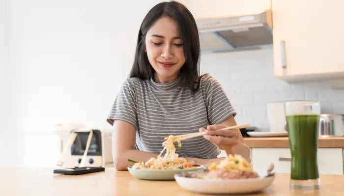 Để bụng quá đói cũng là một trong sai lầm trong ăn uống gây mất ngủ 