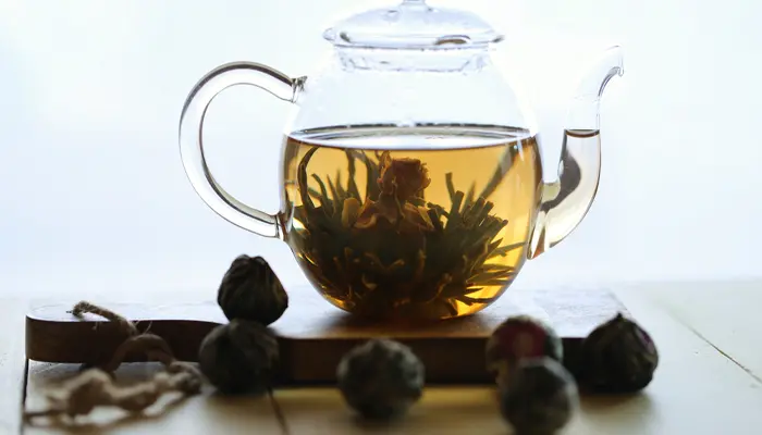 Có thể uống trà hoặc dùng các thảo dược tự nhiên để hỗ trợ giấc ngủ