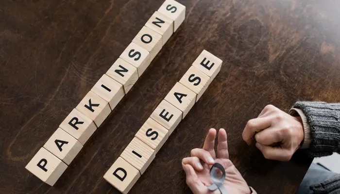 Run vô căn và Parkinson cũng có nhiều điểm khác nhau về nguyên nhân và triệu chứng