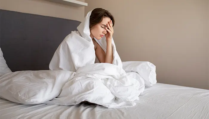 Mất ngủ và buồn nôn kéo dài có thể gây ảnh hưởng đến tâm trạng và sức khỏe thể chất