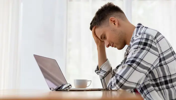 Mất ngủ do mãn dục nam kéo dài sẽ giảm khả năng tập trung và hiệu suất làm việc 