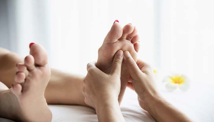Massage chân có tác dụng thúc đẩy tuần hoàn máu, giúp ngủ ngon hơn
