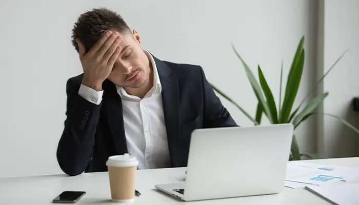 Tác hại của mất ngủ đêm kéo dài là mệt mỏi, đau đầu, căng thẳng 