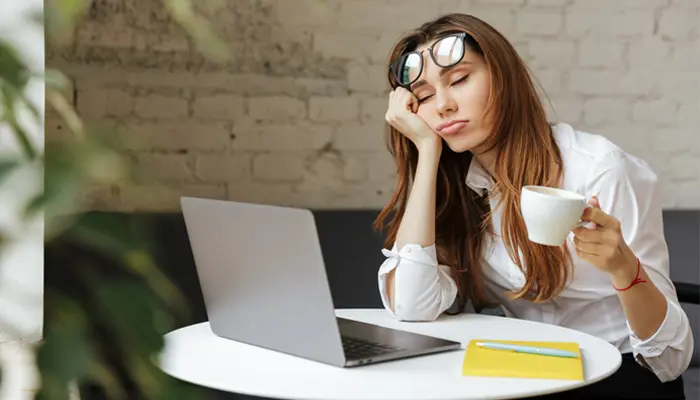 Mất ngủ kéo dài làm tinh thần mệt mỏi trong công việc