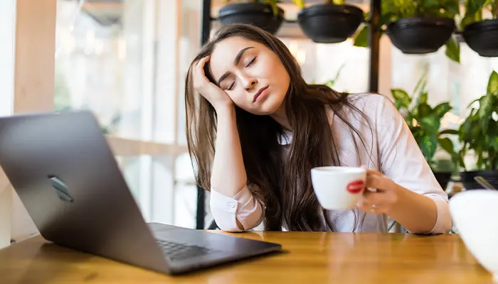 Tác hại khi trì hoãn giấc ngủ kéo dài là cơ thể luôn mệt mỏi 