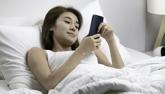 Dùng điện thoại trước khi ngủ cũng là thói quen khiến bạn khó đi vào giấc ngủ 