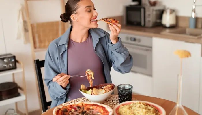 Mất ngủ khiến cơ thể thiếu năng lượng nên dễ đói và ăn nhiều hơn 