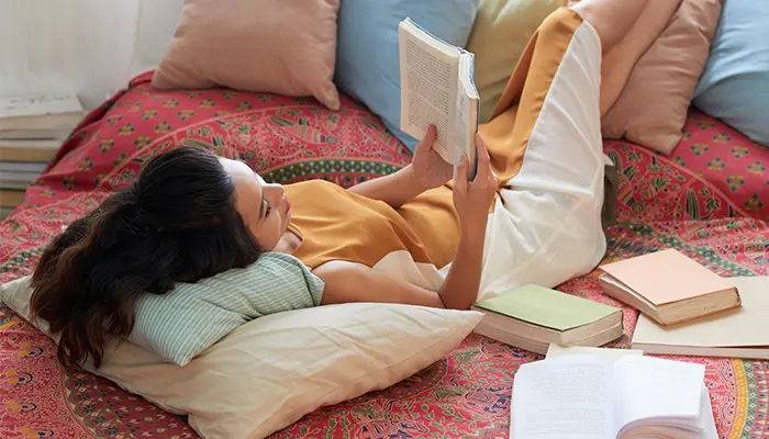 Trước khi ngủ có thể đọc sách, nghe nhạc để thư giãn tinh thần 