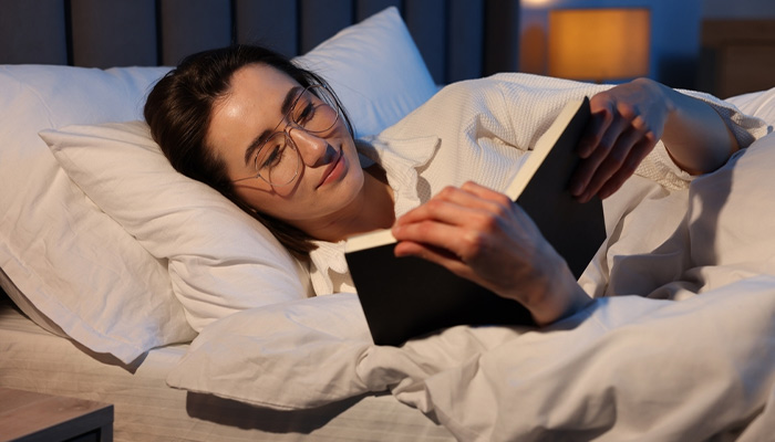 Thư giãn đọc sách trước khi ngủ