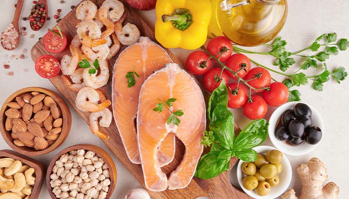 Người bệnh Parkinson nên ưu tiên ăn thực phẩm giàu Omega, rau xanh