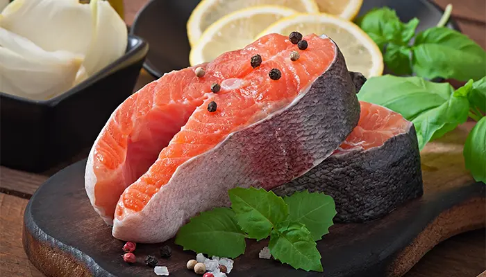 Cá hồi là một trong các thực phẩm giàu vitamin D, tốt cho bệnh trầm cảm 