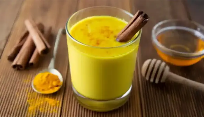 Thức uống buổi tối giúp cải thiện giấc ngủ là sữa ấm pha nghệ