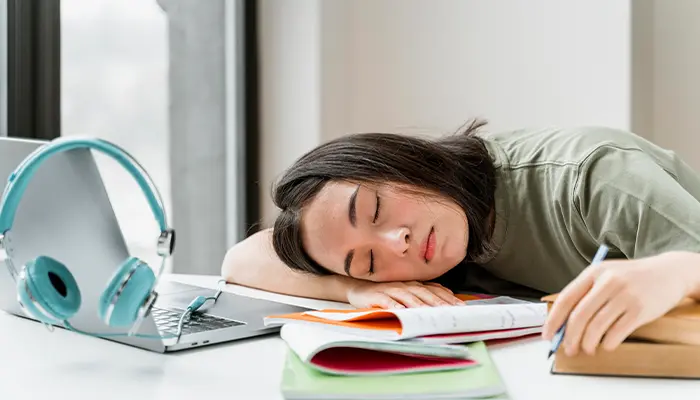 Mất ngủ buổi trưa là tình trạng khó đi vào giấc ngủ ở giờ nghỉ trưa