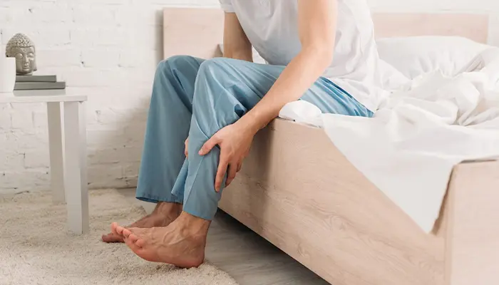 Mất ngủ tê bì chân tay là tình trạng khó ngủ kèm tê bì chân tay