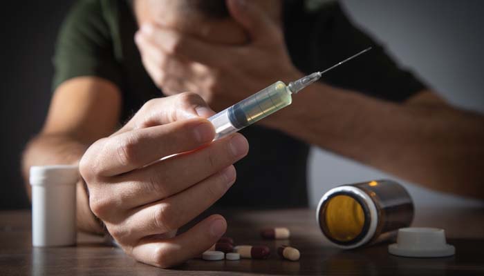 Tò mò, thích thể hiện bản thân cũng là một trong số các nguyên nhân gây nghiện