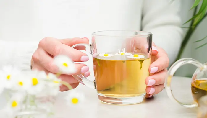 Uống trà hoa cúc cũng là cách giúp thư giãn tinh thần nhẹ nhàng 