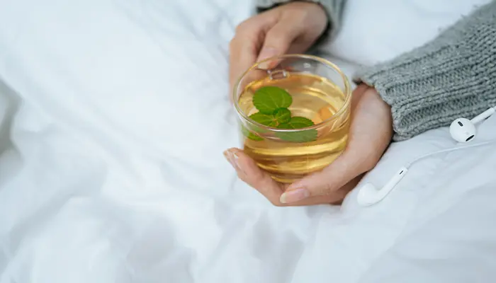 Mẹ có thể uống trà thảo mộc để giảm căng thẳng, dễ đi vào giấc ngủ
