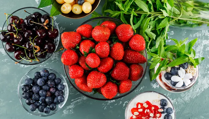 Các loại quả mọng như dâu tây, việt quất chứa nhiều hoạt chất giúp cải thiện tâm trạng 