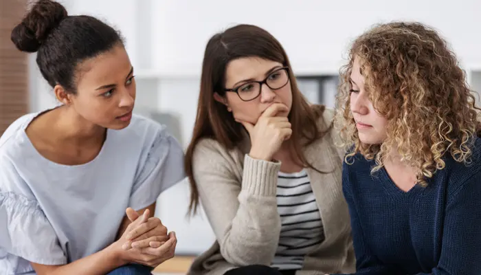 Người bị trầm cảm sau chia tay nên chia sẻ cảm xúc với người thân, bạn bè nhiều hơn để giải tỏa