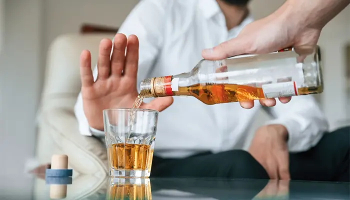 Nên tránh dùng rượu bia vì các chất này dễ gây mất ngủ 