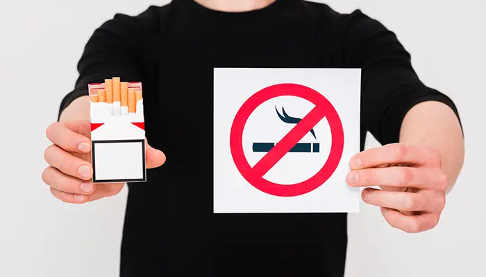 Cách giảm lo âu tự nhiên là tránh hút thuốc lá 