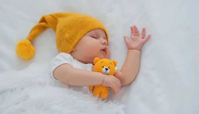 Trẻ sơ sinh ngủ không sâu giấc là tình trạng trẻ giật mình, dễ tỉnh giấc
