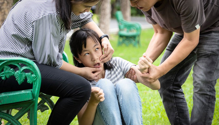 Triệu chứng dạng động kinh toàn thể giật nhãn cầu hướng lên ở mắt