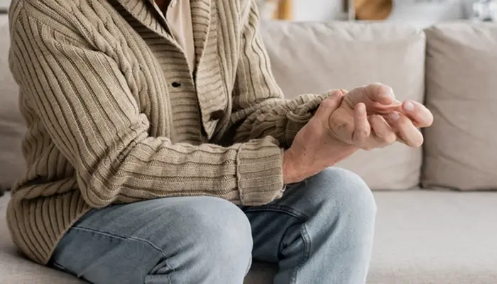 Triệu chứng Parkinson thứ phát run ở bàn tay 