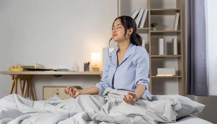 Thiền và bài tập hít thở cũng giúp hỗ trợ kiểm soát cơn hoảng loạn