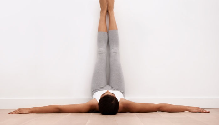 Tư thế gác chân lên tường chữa rối loạn lo âu 