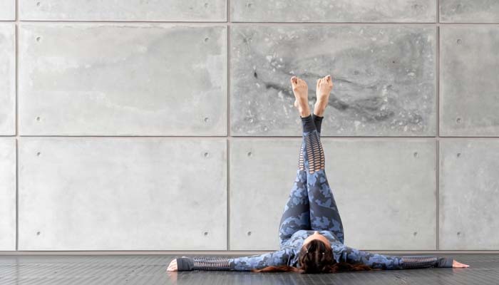 Tư thế yoga gác chân lên tường giúp cải thiện tuần hoàn
