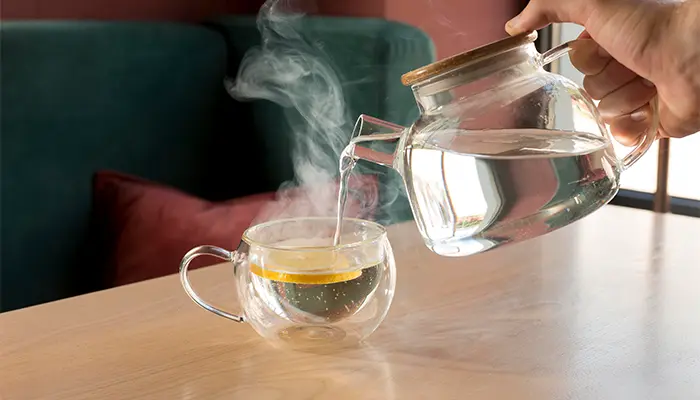Uống cà phê mất ngủ phải làm sao? Uống nước ấm để đào thải caffeine 