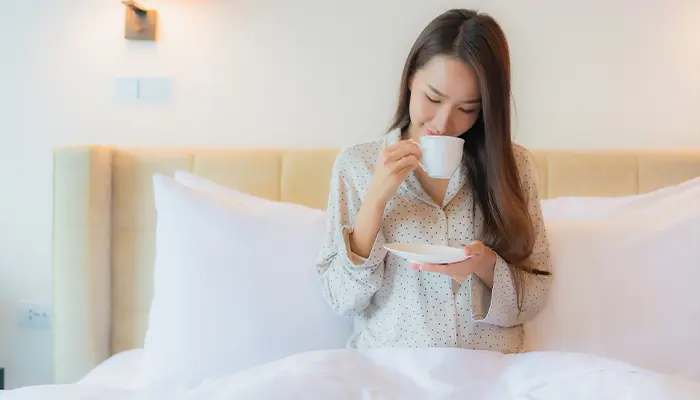 Bạn nên uống nước ấm hoặc trà không chứa Caffeine để giúp dễ ngủ hơn 