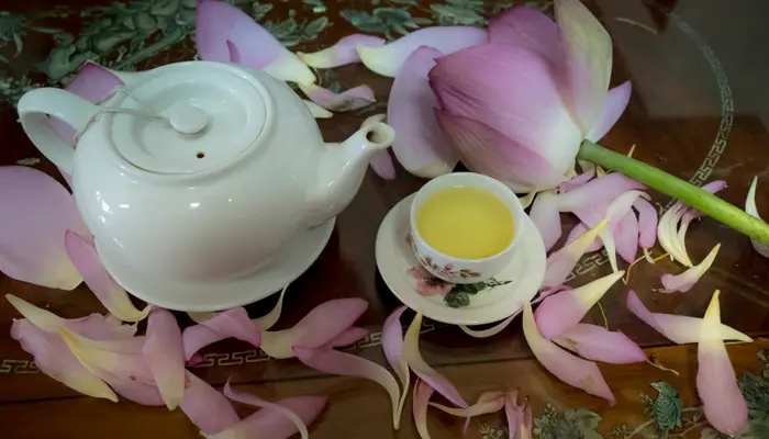 Uống trà gì dễ ngủ? Trà tim sen