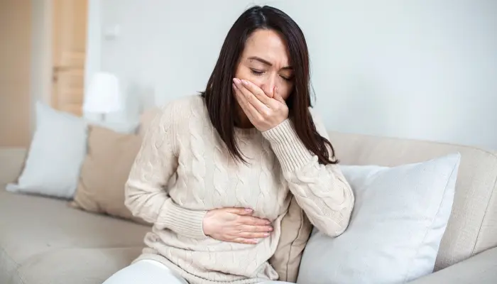 Buồn nôn khiến mẹ bầu khó chịu nên dễ bị gián đoạn giấc ngủ 