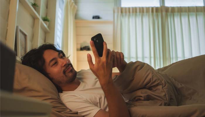 Thói quen dùng điện thoại trước khi ngủ gây rối loạn nhịp sinh học 