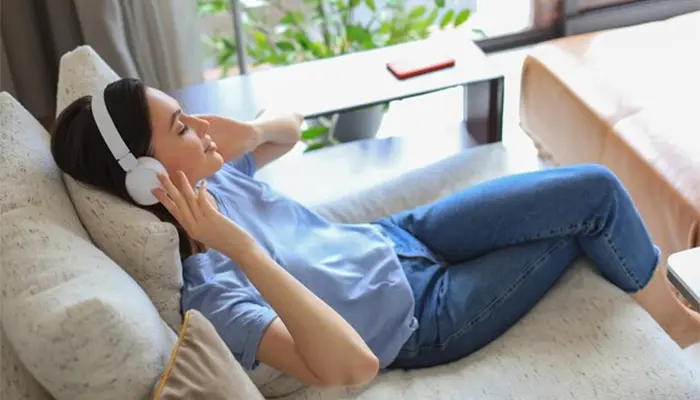 Nghe nhạc thư giãn cũng là biện pháp giúp thư giãn tinh thần, giảm căng thẳng