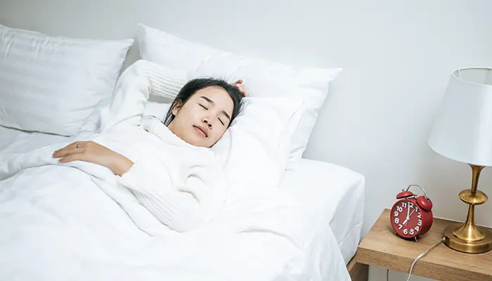 Ngủ và thức dậy đúng giờ cũng là thói quen lành mạnh giúp hạn chế tình trạng mất ngủ 