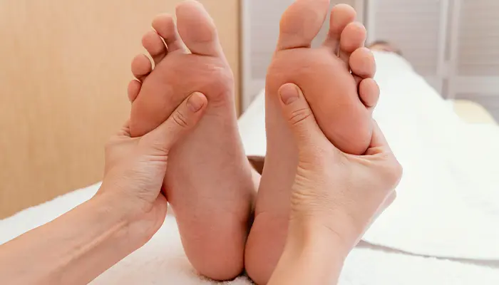 Xoa ấm lòng bàn chân giúp hỗ trợ lưu thông máu và dễ chịu trước khi ngủ