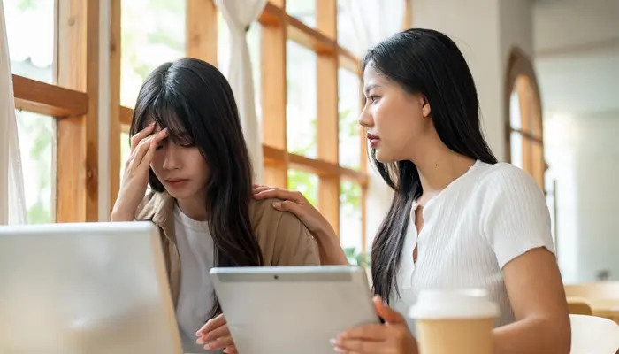 Sự quan tâm từ người thân xung quang cũng là cách dễ nhận ra bạn có bị trầm cảm không 