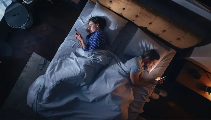 Tiếp xúc với ánh sáng từ điện thoại cũng gây ảnh hưởng đến giấc ngủ 